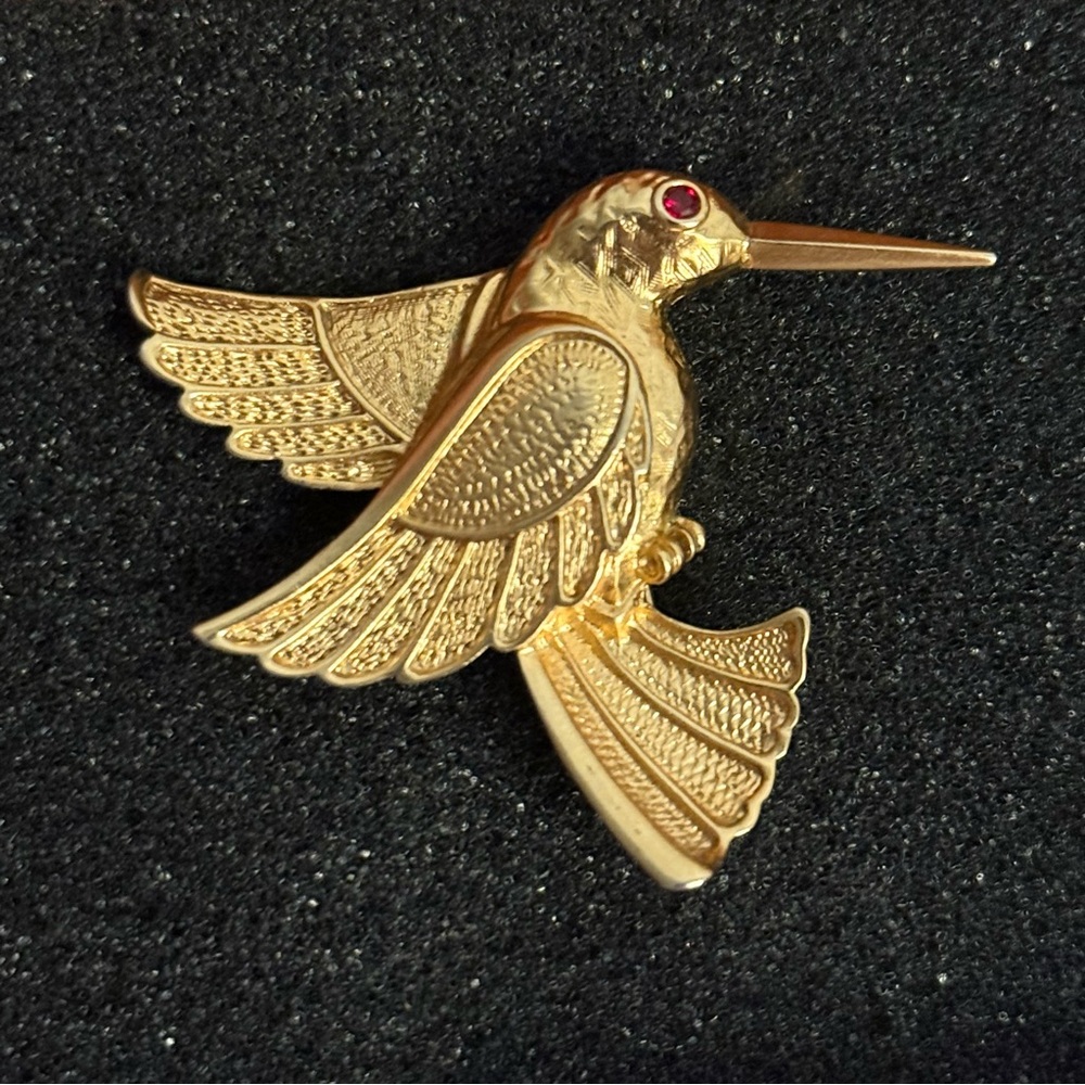 Vintage Avon Hummingbird Brooch Gold Tone Red Rhinestone‎ Eye